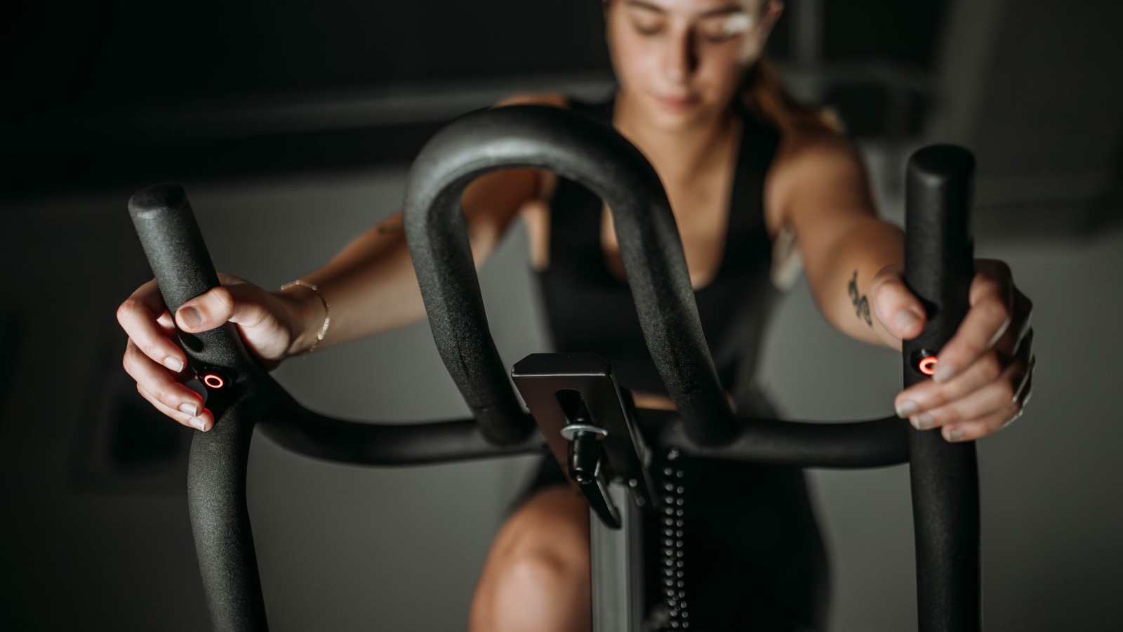Andar-en-bicicleta-adelgaza-el-abdomen-consejos-para-perder-peso-con-la-bicicleta-indoor