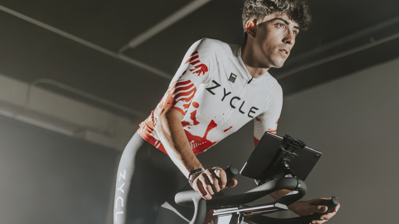 Bicicleta y abdomen como trabajar los abdominales en una sesion indoor